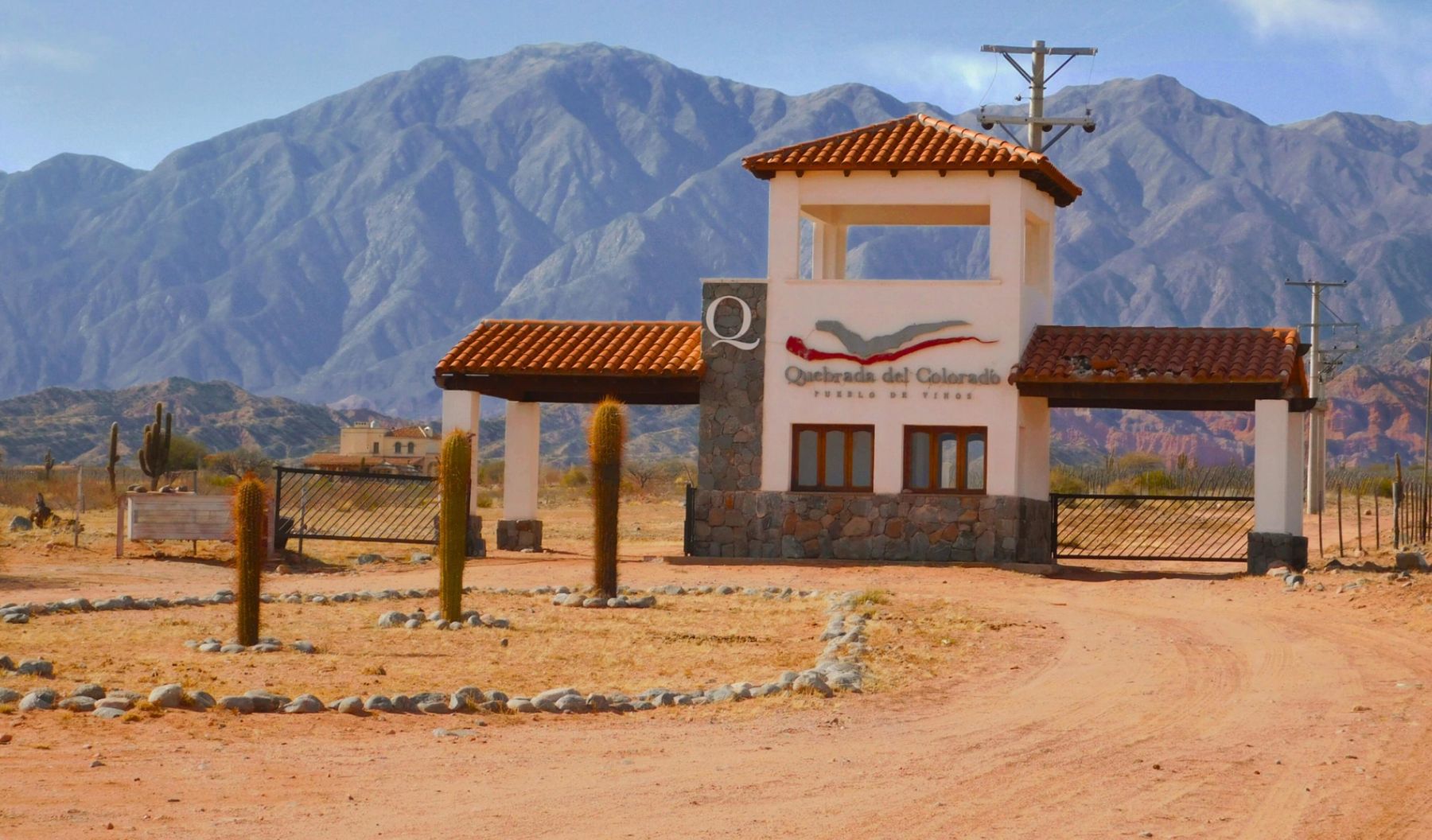 Acceso al club de campo con las montañas de los Valles Calchaquíes de fondo