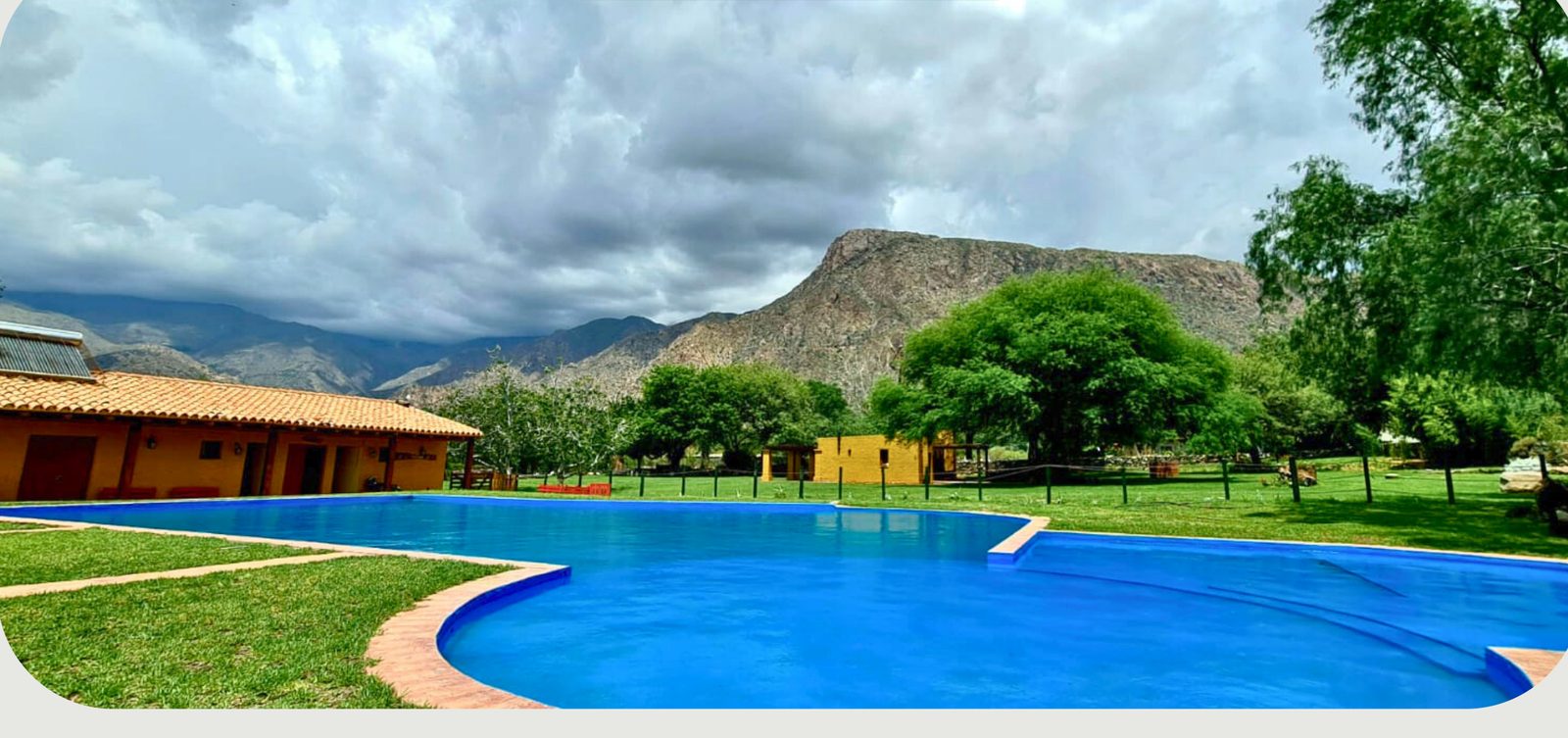 Pileta del club de campo con las montañas de fondo